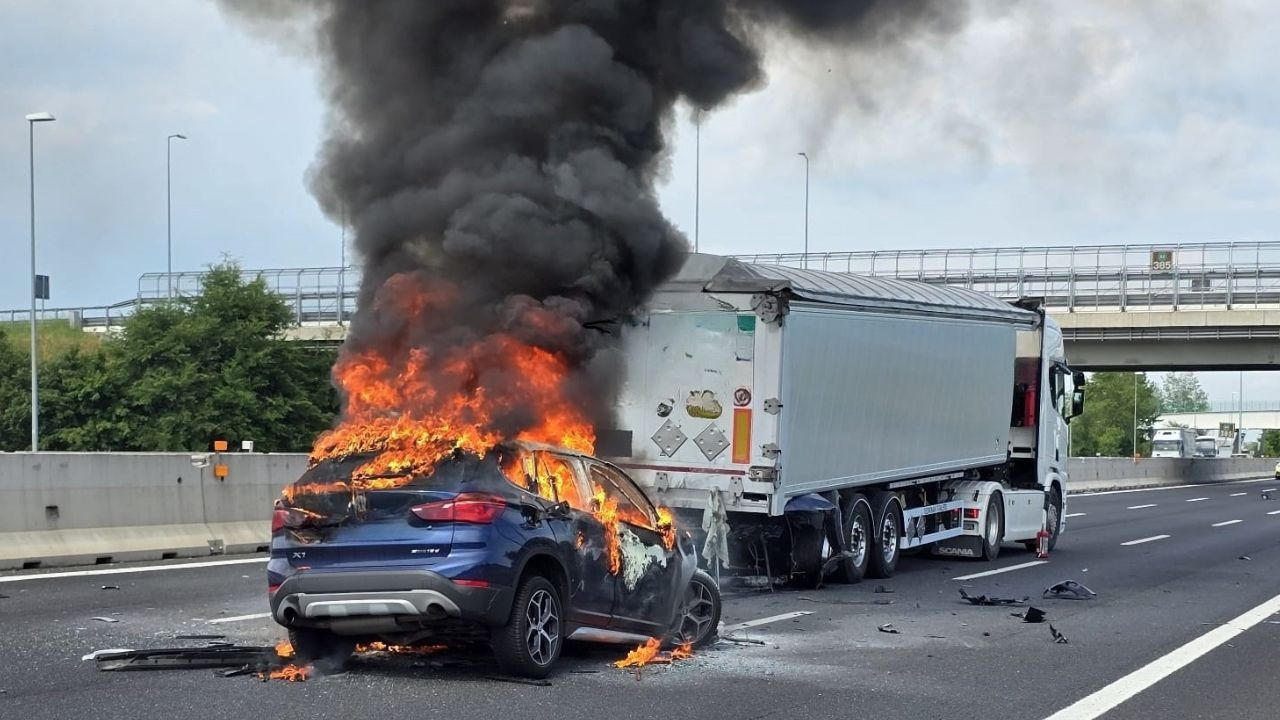L'auto in fiamme sull'Autostrada A4