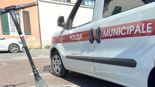 Lucca, sul monopattino senza contrassegno: scatta la sanzione di cento euro