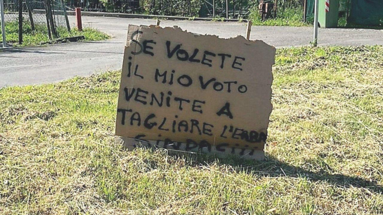 Offre il voto a chi taglia l’erba: d’incanto il prato (comunale) è rasato. Il curioso caso nel piccolo paese toscano