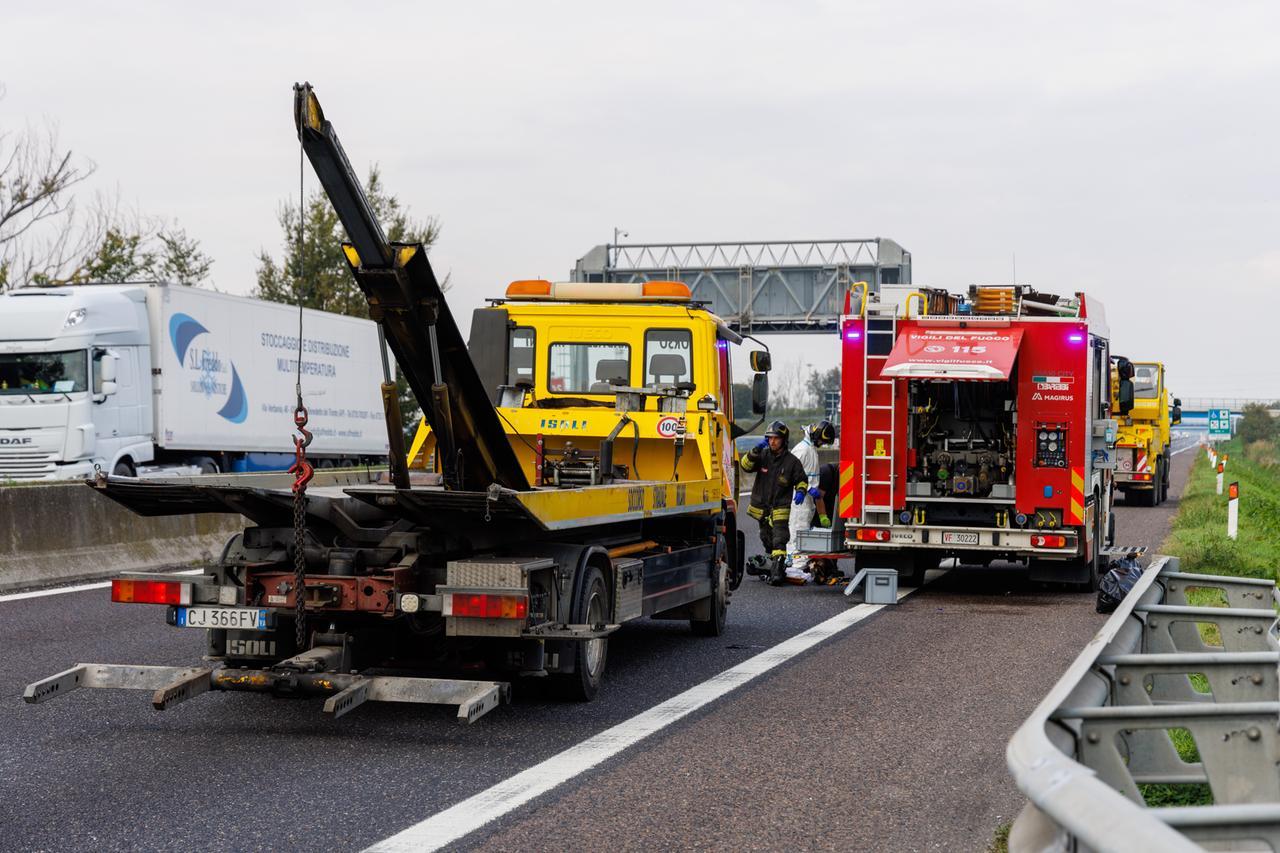 
	Vigili del fuoco in autostrada (foto archivio)

