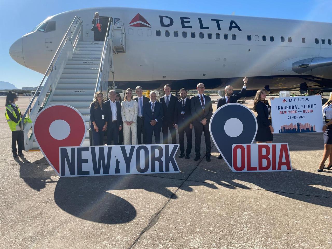 Da New York a Olbia senza scali, l’atterraggio è storico: sull’aereo sventola la bandiera dei Quattro Mori – VIDEO