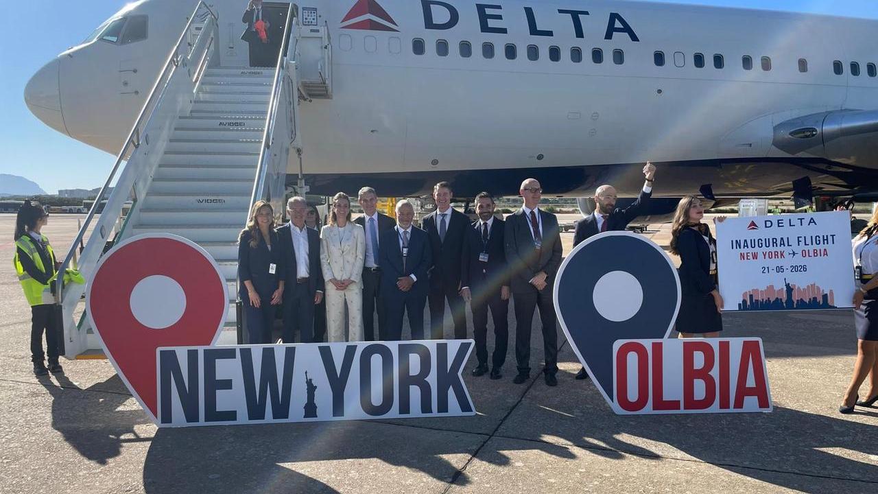 Da New York a Olbia senza scali, l’atterraggio è storico: sull’aereo sventola la bandiera dei Quattro Mori – VIDEO
