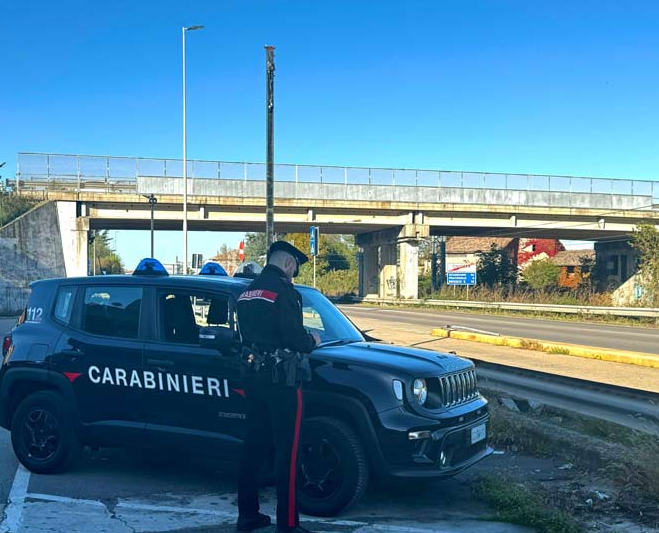 Rientra a casa per pranzo e trova i ladri in camera da letto