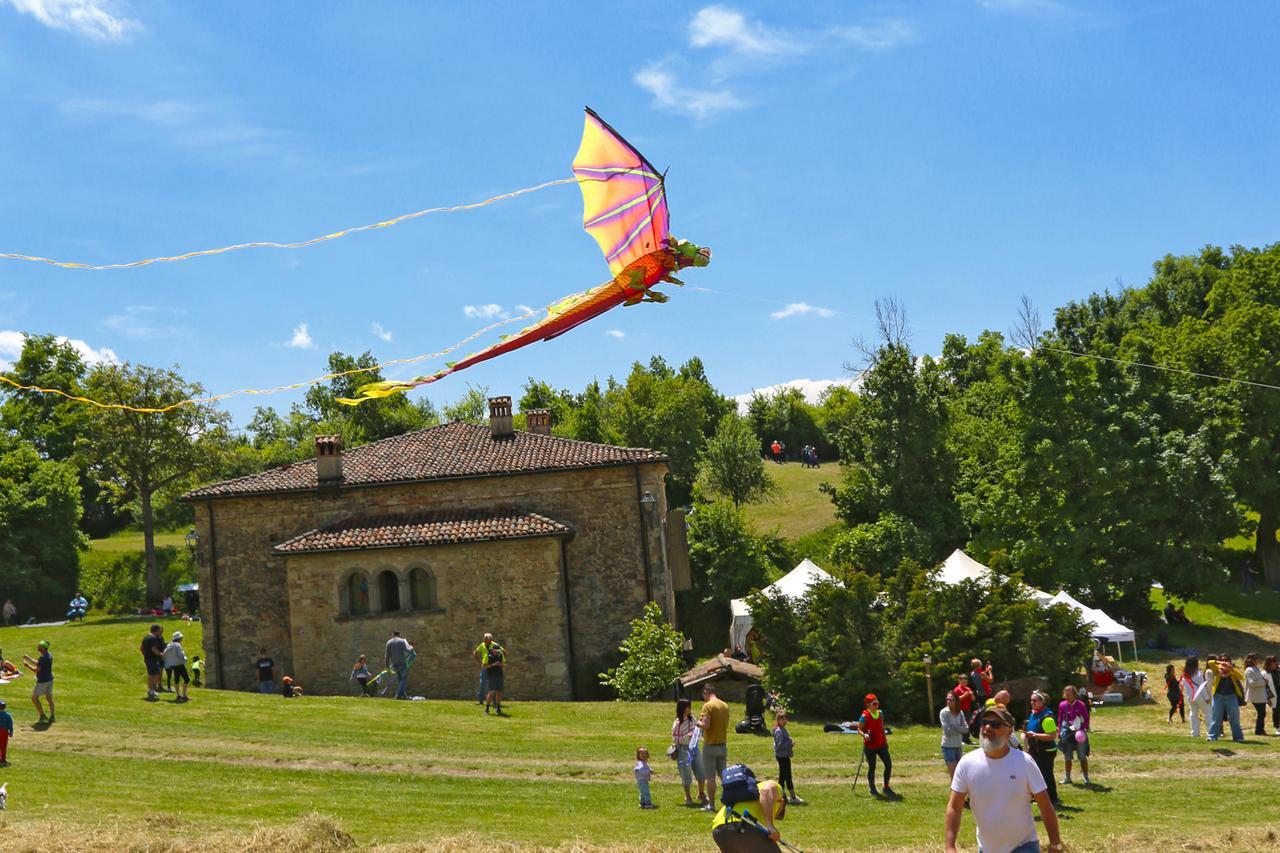 Aquiloni in festa a Carpineti: domenica il raduno tra natura, giochi e panorami