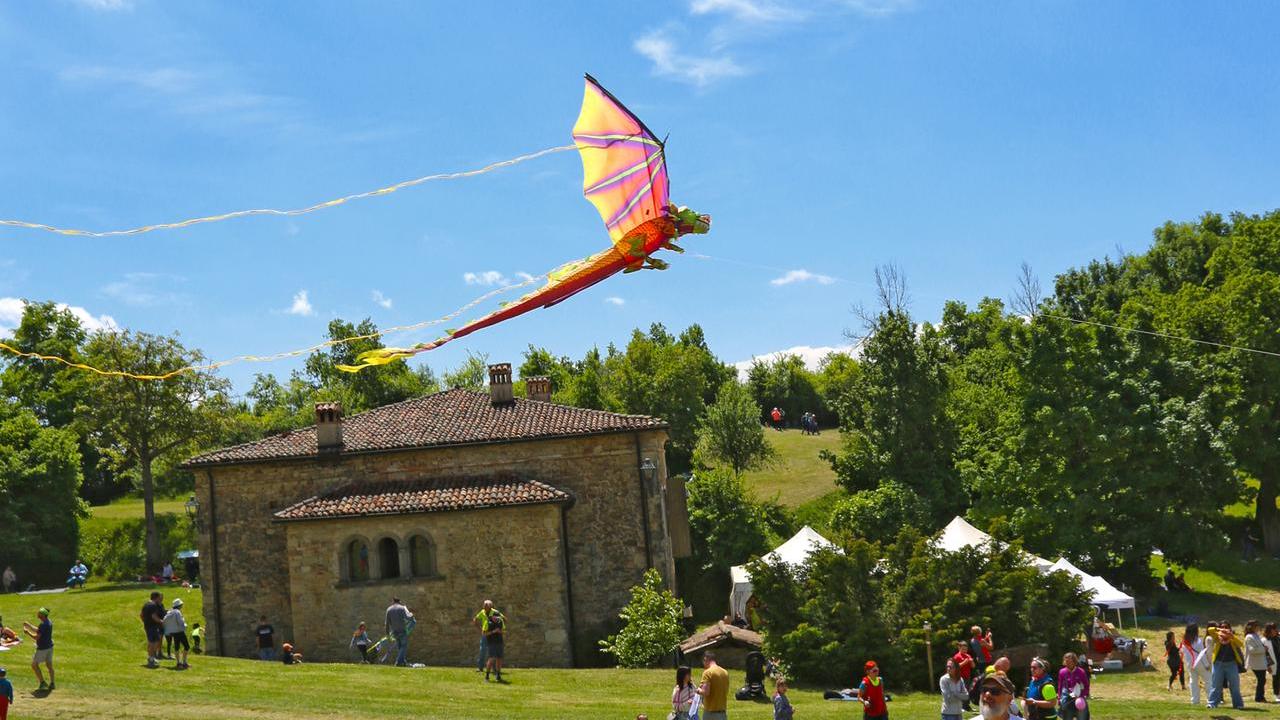 Aquiloni in festa a Carpineti: domenica il raduno tra natura, giochi e panorami