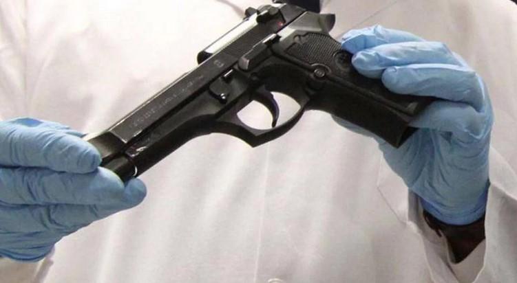 Calenzano, “gioca” con la pistola e parte un colpo: ferito l’amico