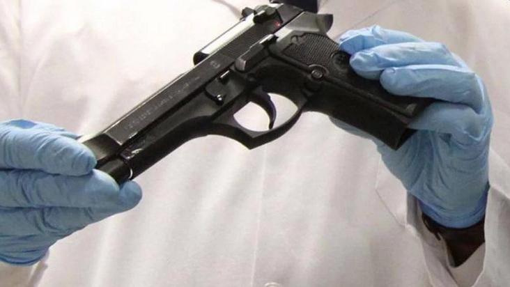 Calenzano, “gioca” con la pistola e parte un colpo: ferito l’amico