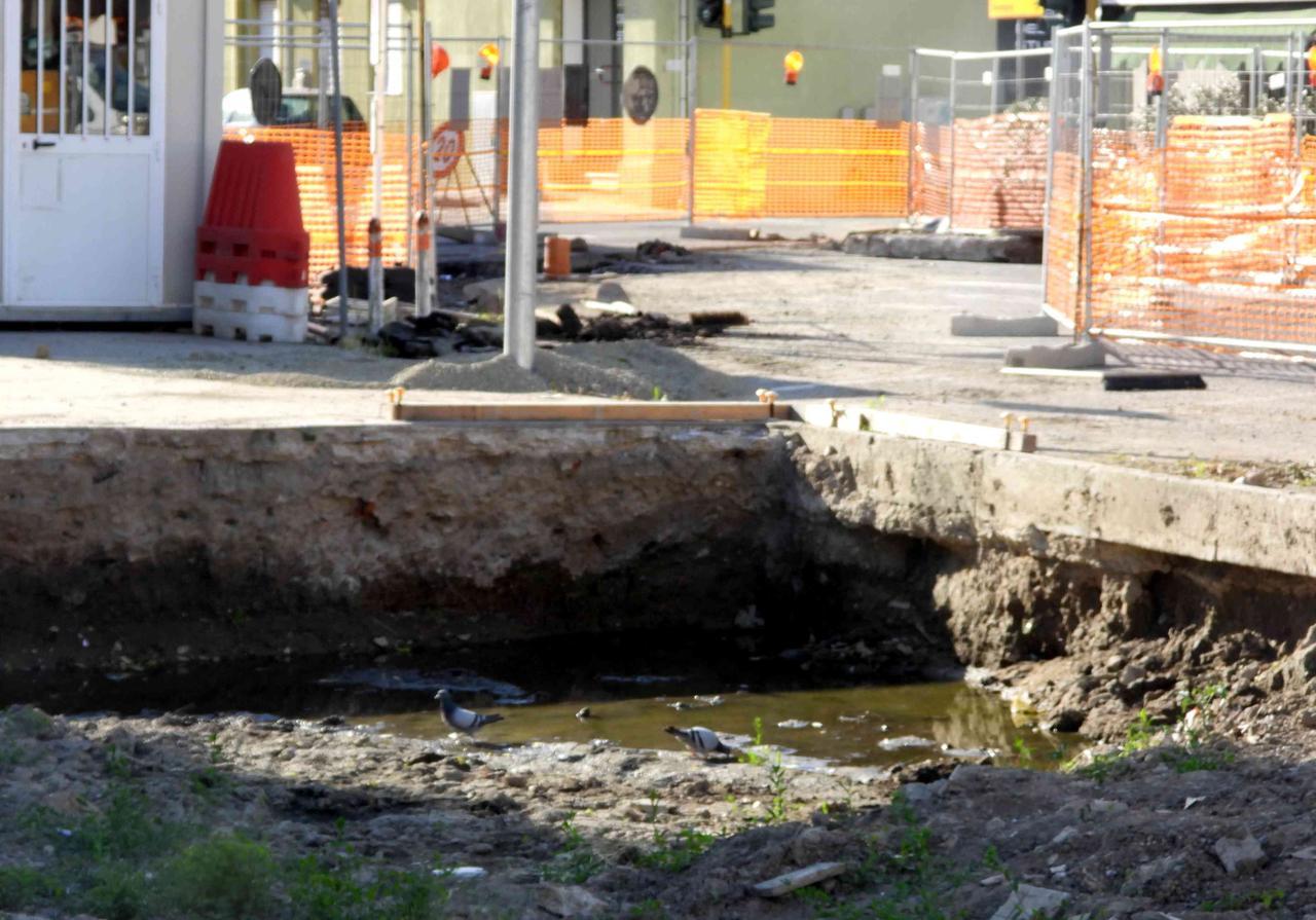 Zanzara killer, la pozza nel cantiere comunale fa paura: i residenti temono la West Nile