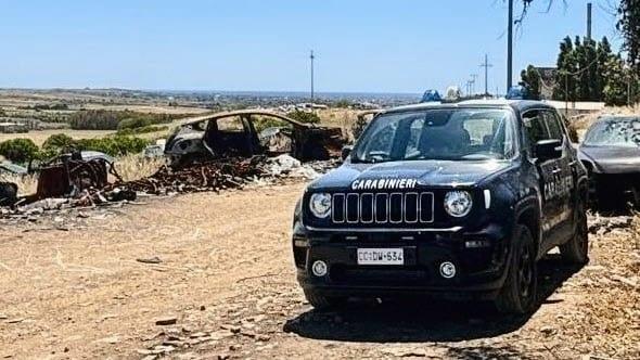 Scoperto il cimitero delle auto rubate in una discarica abusiva: 4 uomini nei guai