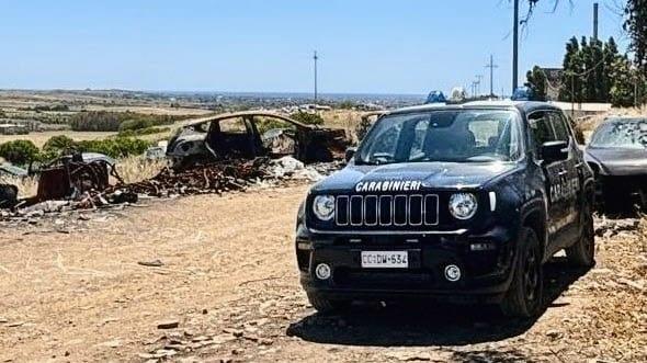 Scoperto il cimitero delle auto rubate in una discarica abusiva: 4 uomini nei guai