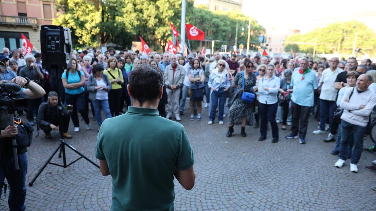 «Uniti contro odio e paura»: in 300 a Modena al presidio antifascista