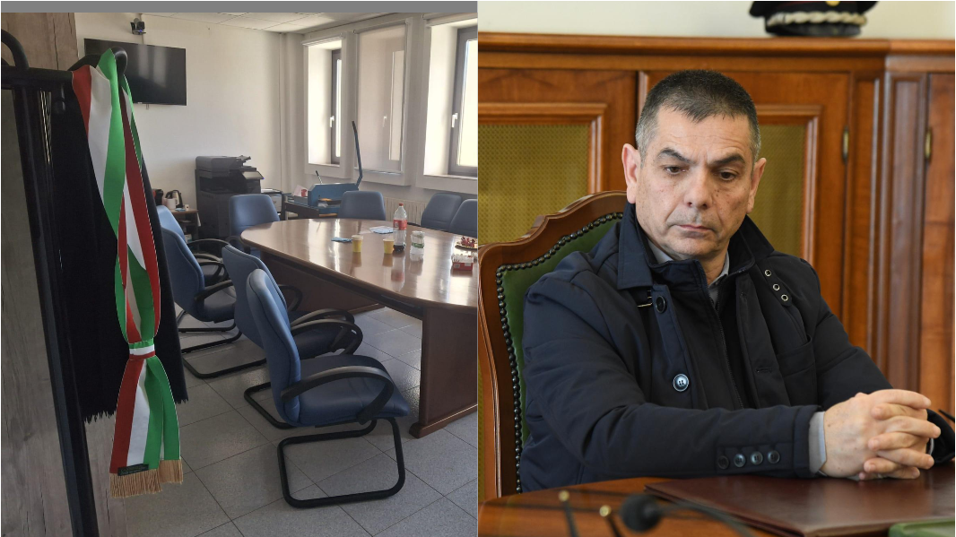Il sindaco di Ottana Franco Saba e l'aula del Comune -foto di Massimo Locci