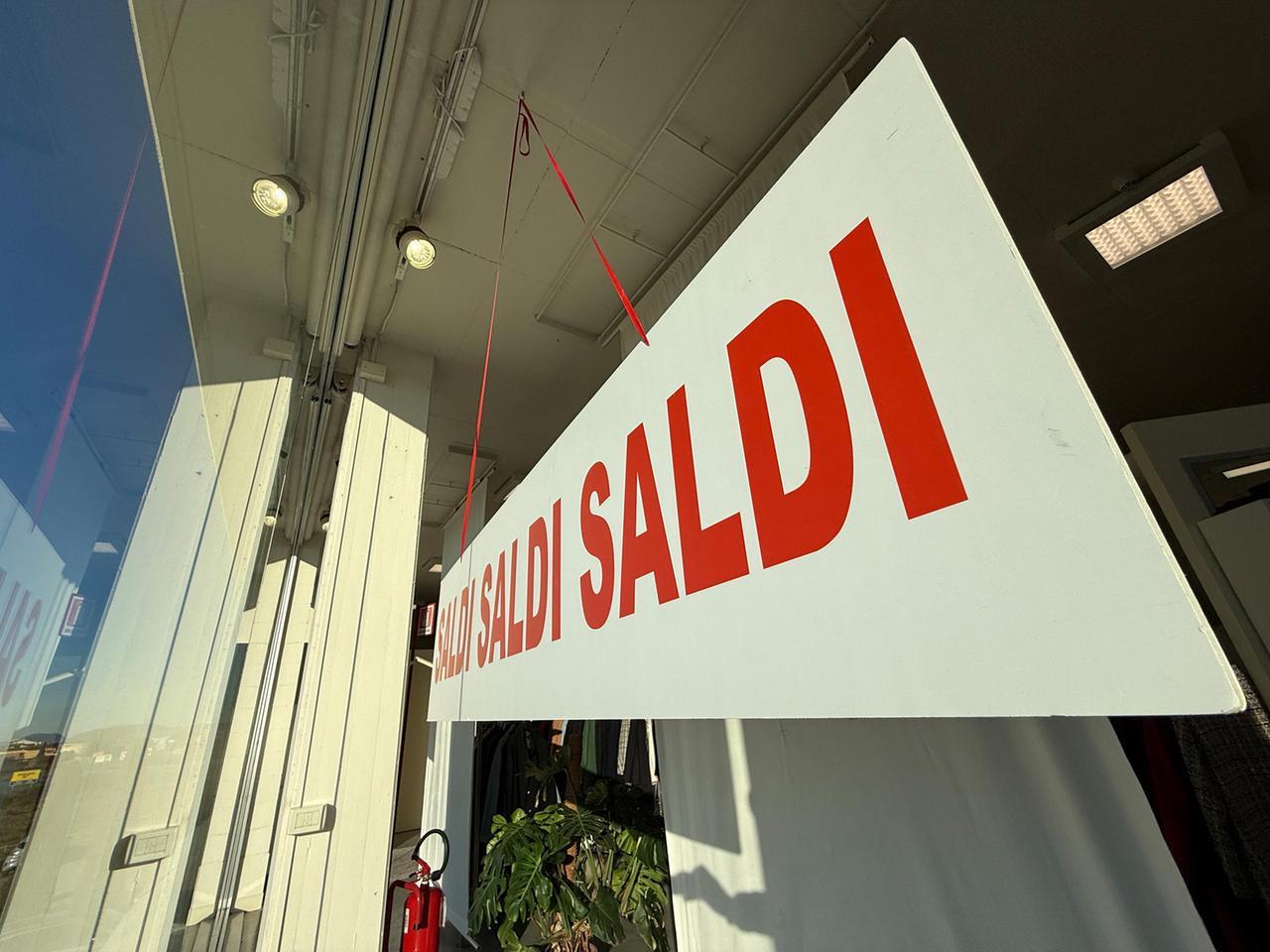 Saldi estivi 2026 in Toscana: ecco quando iniziano e il divieto che scatta a giugno