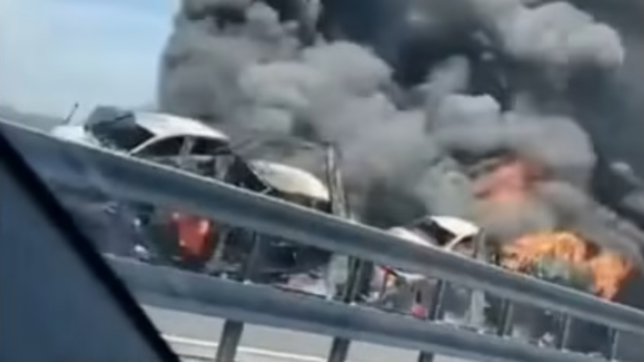 
	Le fiamme che divampano dopo l'incidente sull'A21

