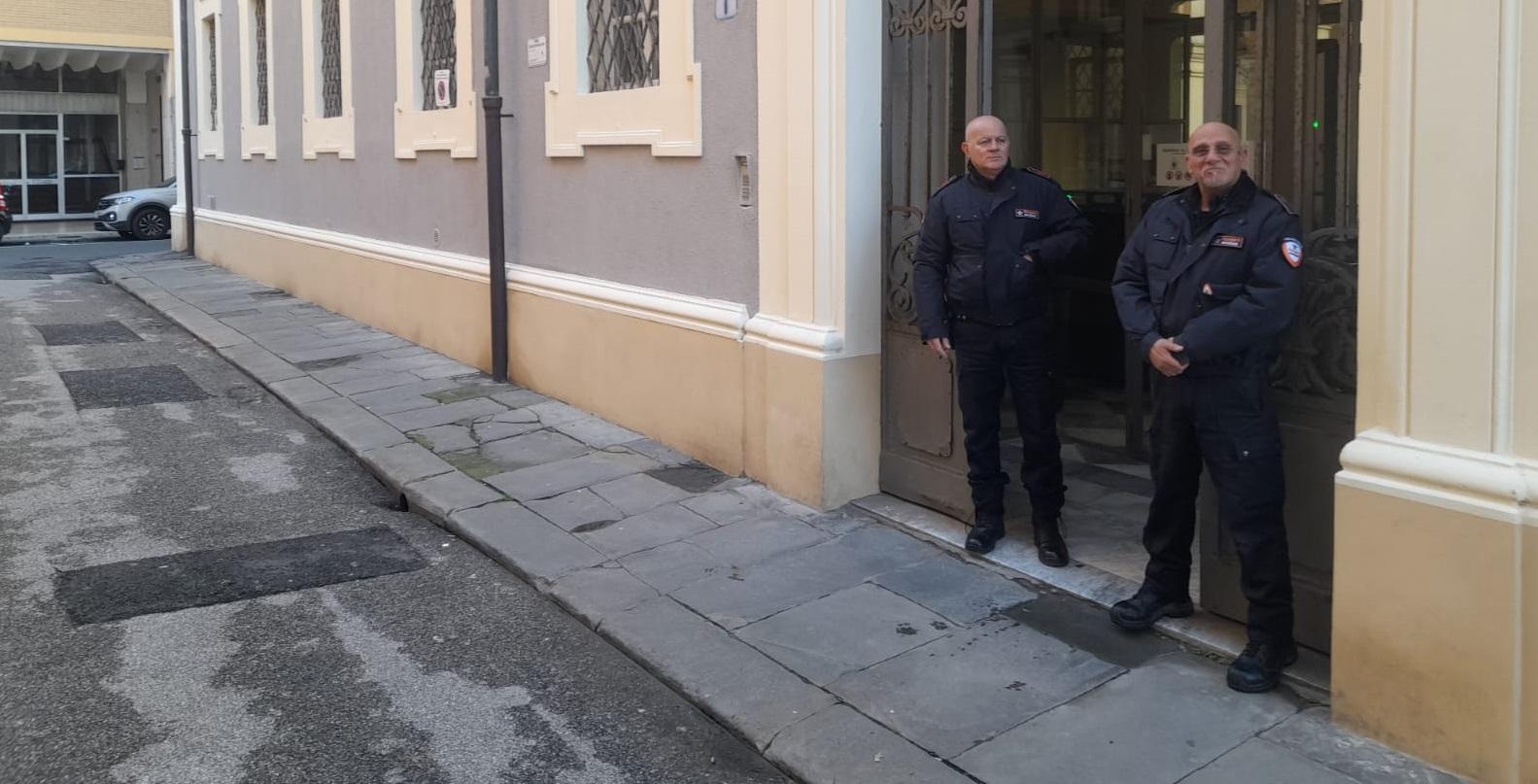 Due guardie giurate all'ingresso del tribunale