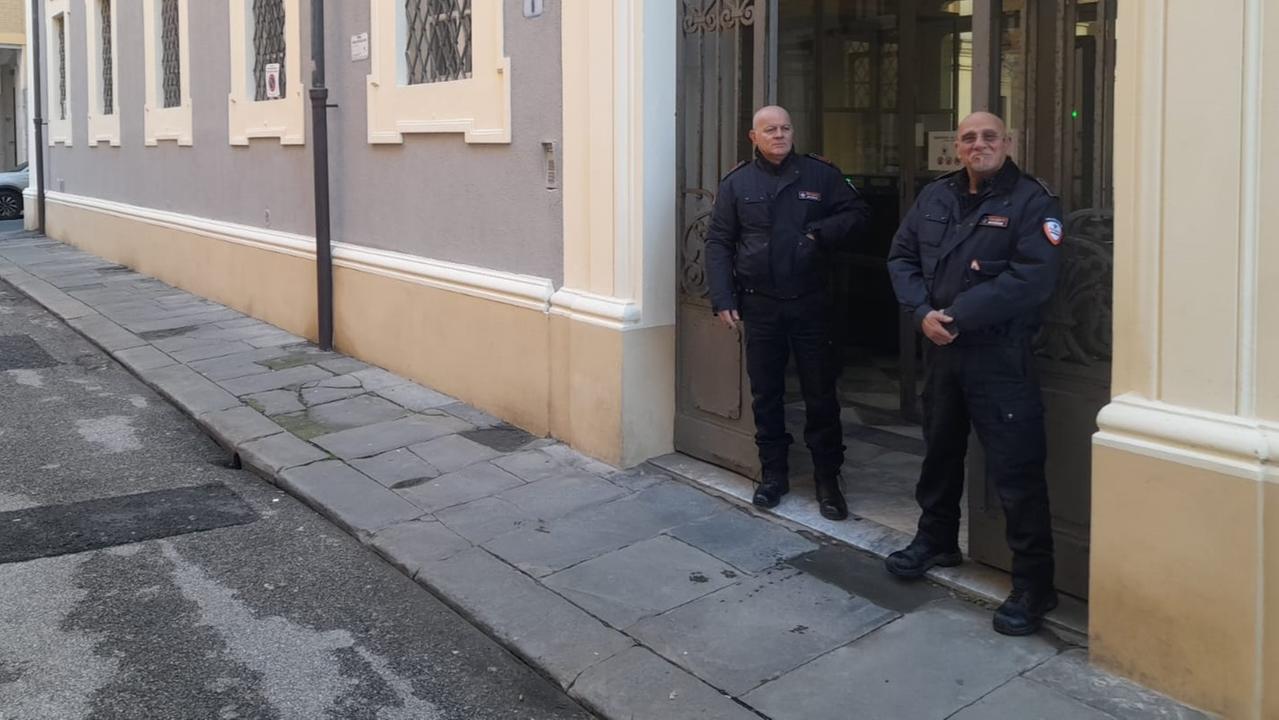 Due guardie giurate all'ingresso del tribunale
