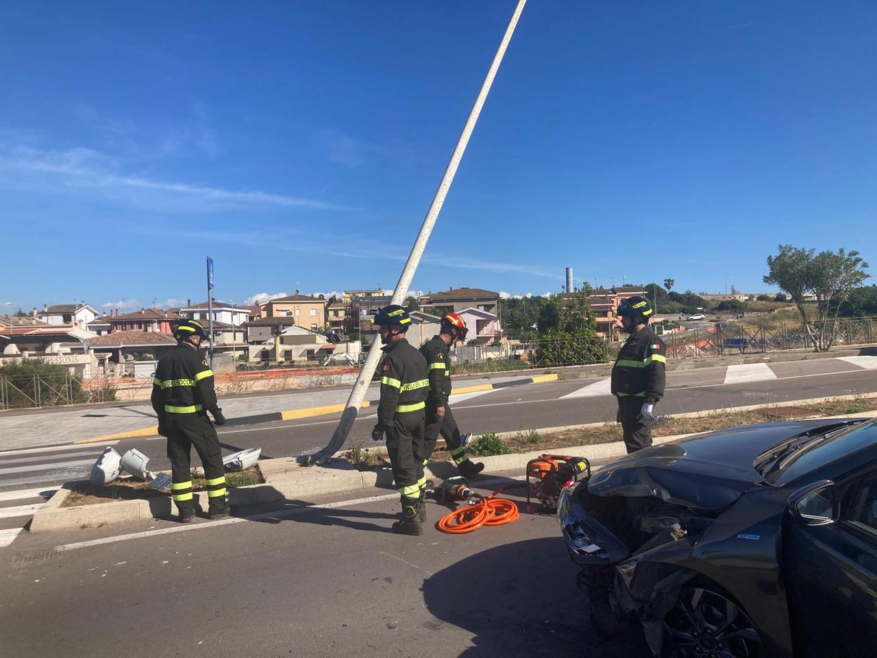 Porto Torres, perde il controllo dell’auto e si schianta contro un palo della luce