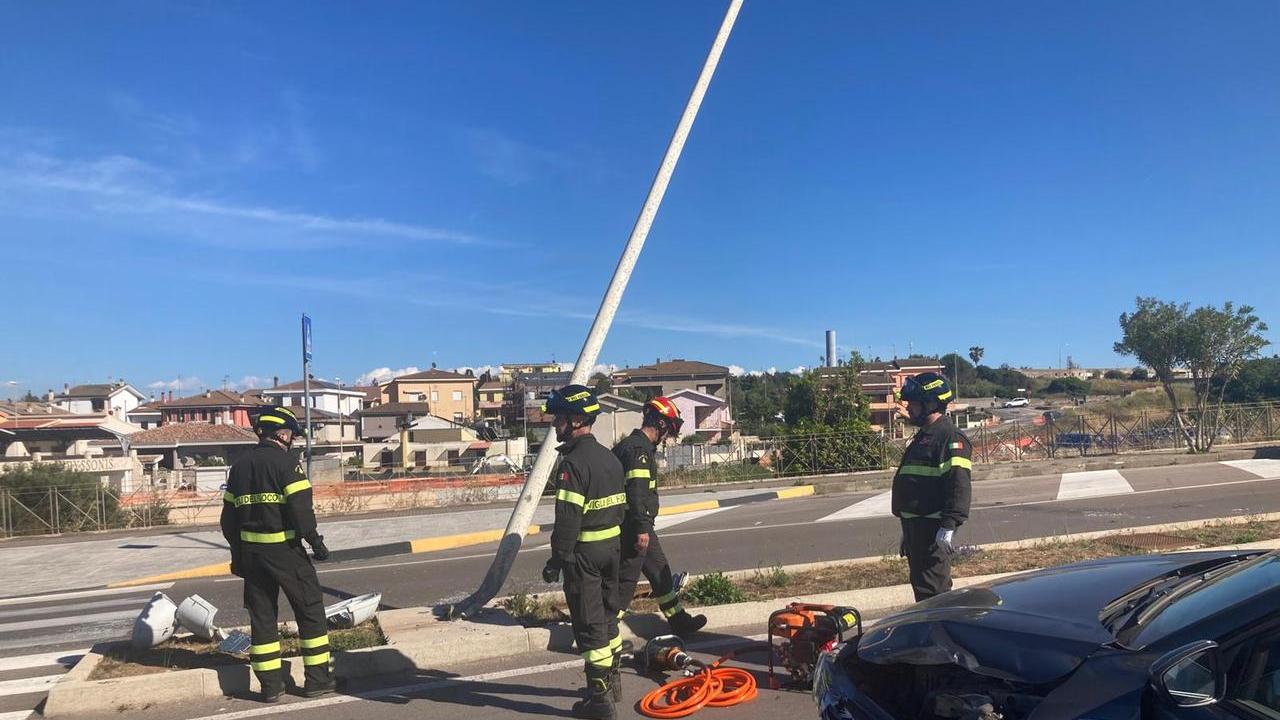 Porto Torres, perde il controllo dell’auto e si schianta contro un palo della luce