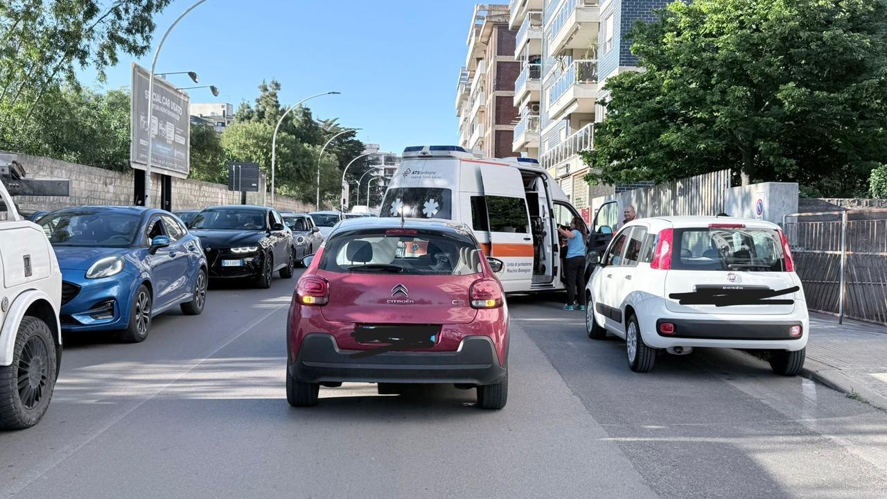 Sassari, bimbo di 9 anni attraversa la strada in bicicletta e viene investito da un’auto