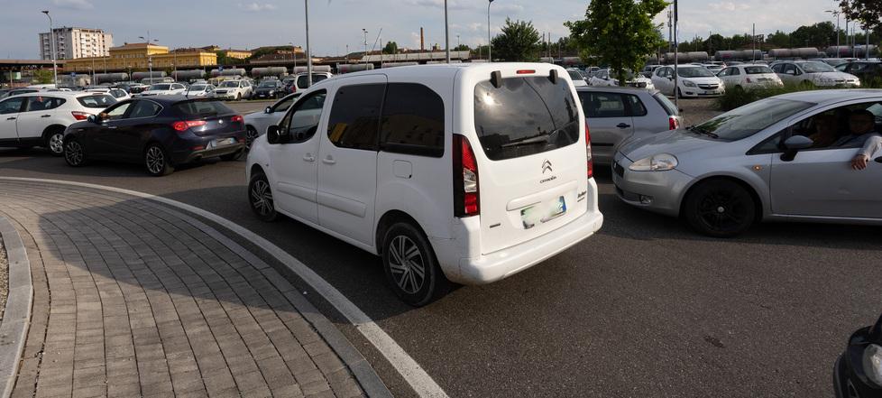 Tangenziale ancora chiusa, automobilisti esasperati dal traffico: «Imprigionati nelle nostre macchine»