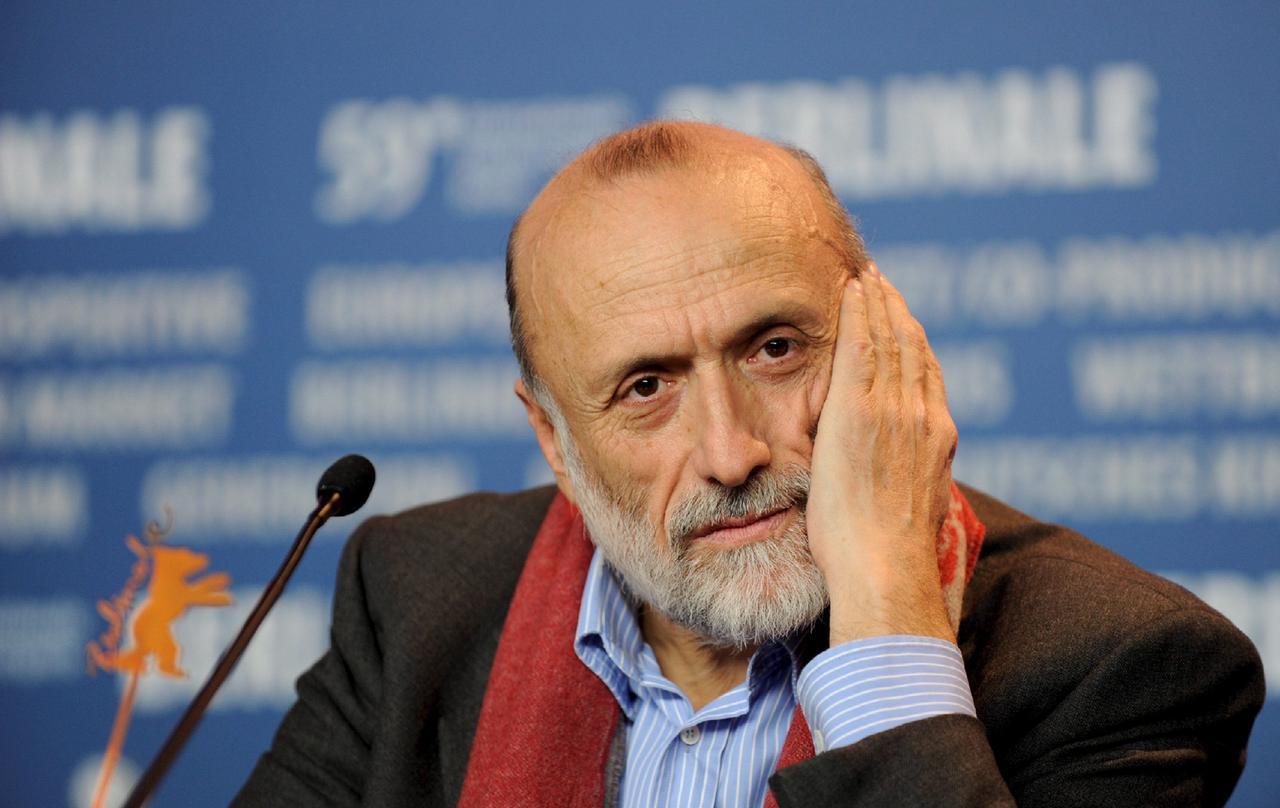 Addio al fondatore di Slow Food Carlo Petrini, il visionario che cambiò il modo di parlare di cibo e sostenibilità