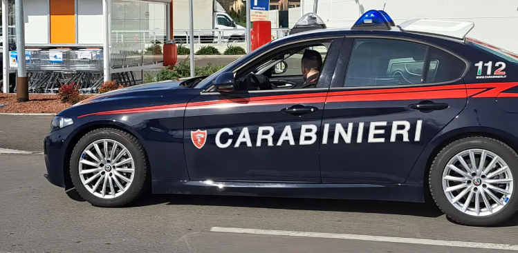 Rubano 400 euro di caffè e aggrediscono il responsabile del centro commerciale: denunciati tre giovani