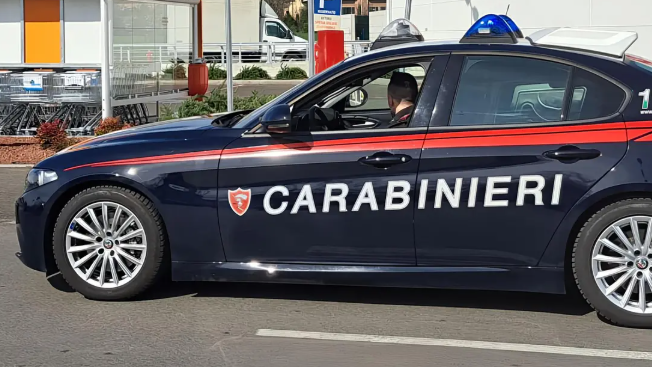Rubano 400 euro di caffè e aggrediscono il responsabile del centro commerciale: denunciati tre giovani