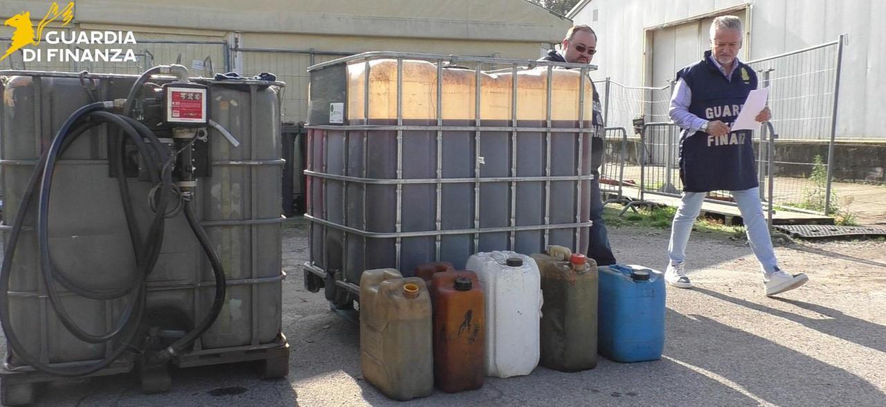 Il distributore di carburante era abusivo, tre indagati: i 2mila litri di benzina sequestrati vanno in beneficienza