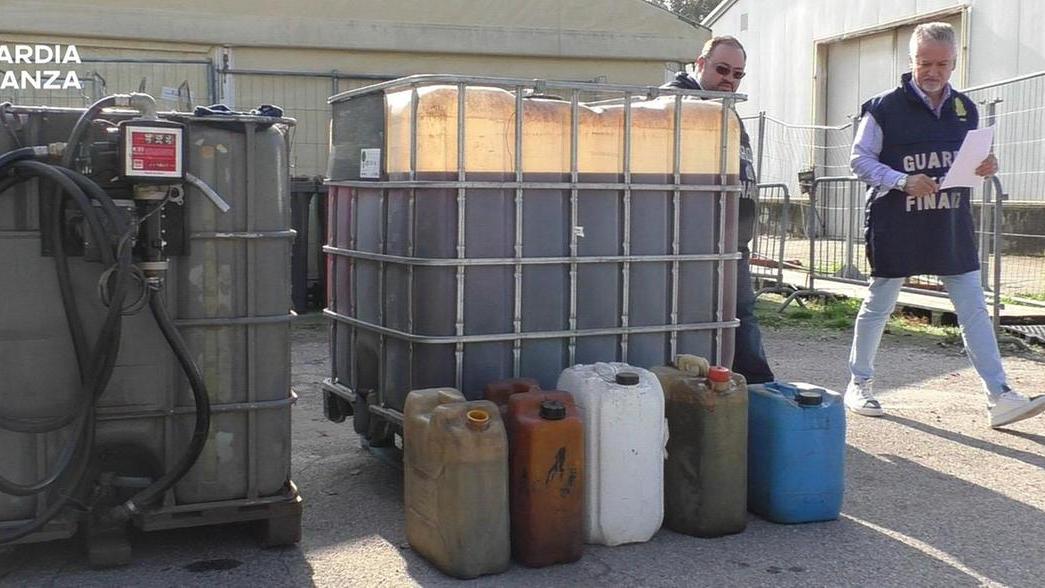 Il distributore di carburante era abusivo, tre indagati: i 2mila litri di benzina sequestrati vanno in beneficienza