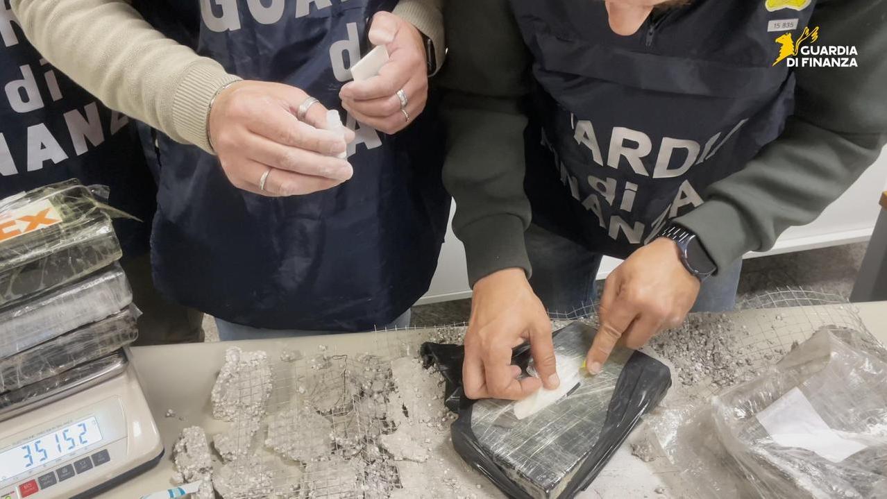 La droga ora viaggia nascosta nelle mattonelle: sequestrati 6 chili di hashish e 5 di cocaina – Ecco che cosa sappiamo