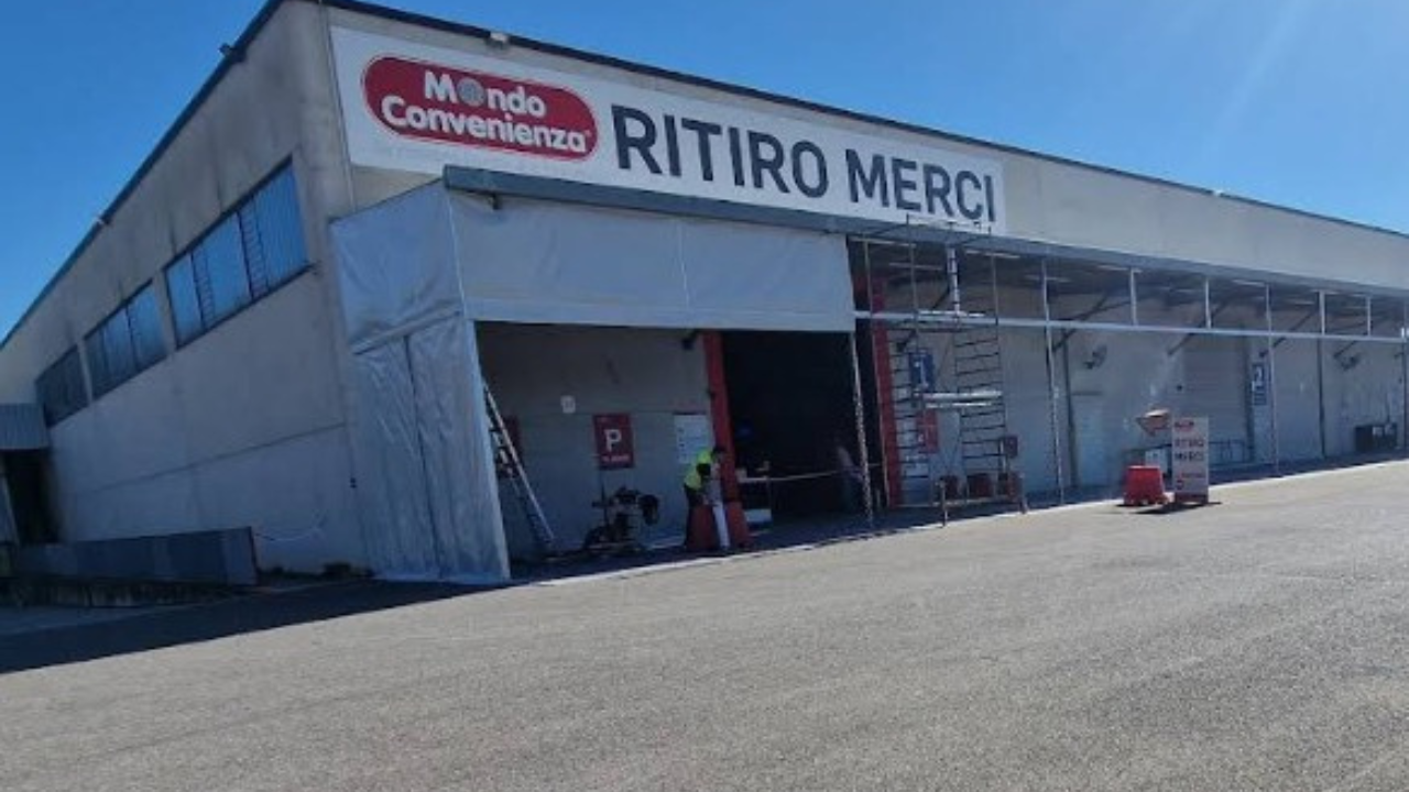 Il deposito di Mondo Convenienza a Valpiana