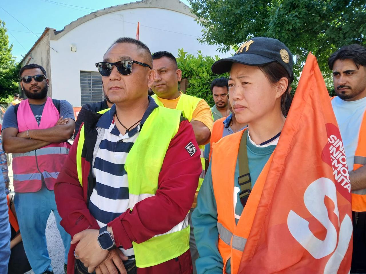 
	Shi You con la moglie Ma Xue Yan davanti alla confezione di Casale

