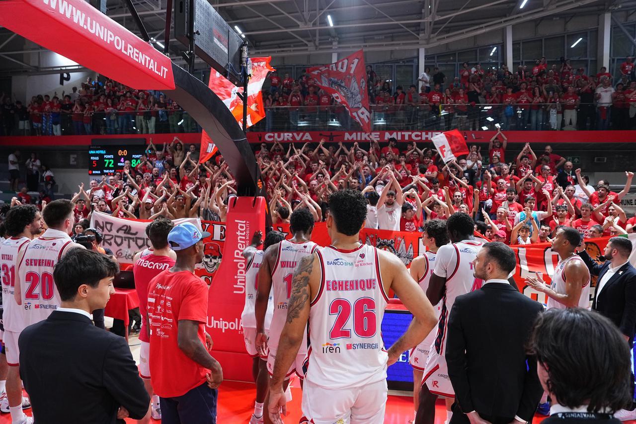 Pallacanestro Reggiana, la squadra e lo staff incontrano i tifosi in piazza Prampolini