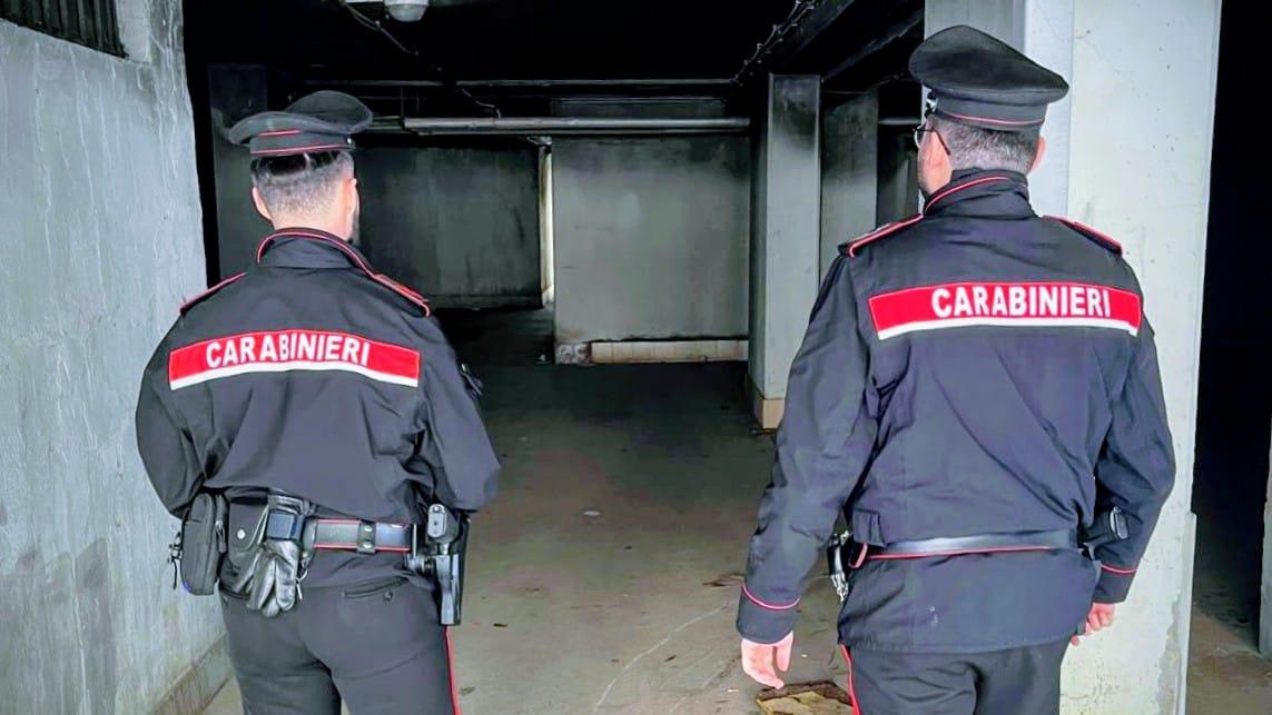 Maxi sequestro di droga nel condominio: cocaina, hascisc, marijuana erano nascosti nell’ascensore