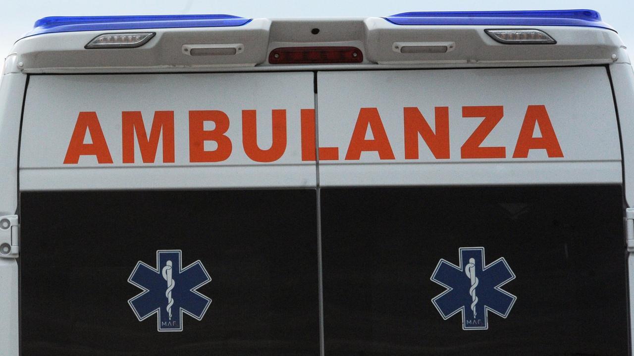 Tragico scontro auto – scooter: morto un uomo