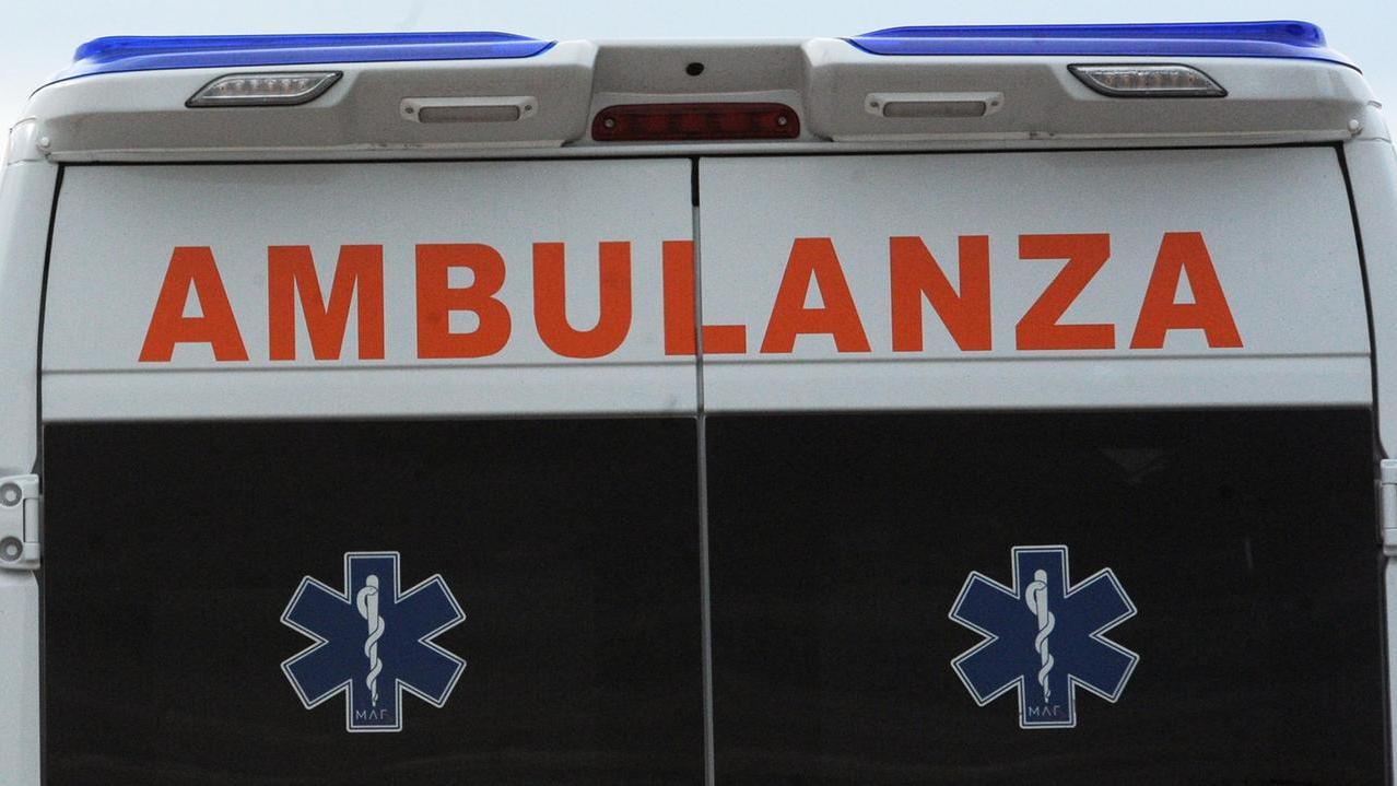 Tragico scontro auto – scooter: morto un uomo