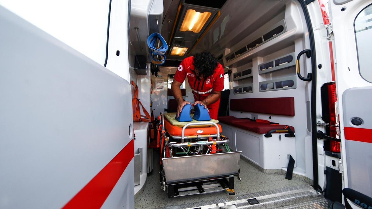 Dramma in spiaggia, 25enne si accascia sull’arenile e muore