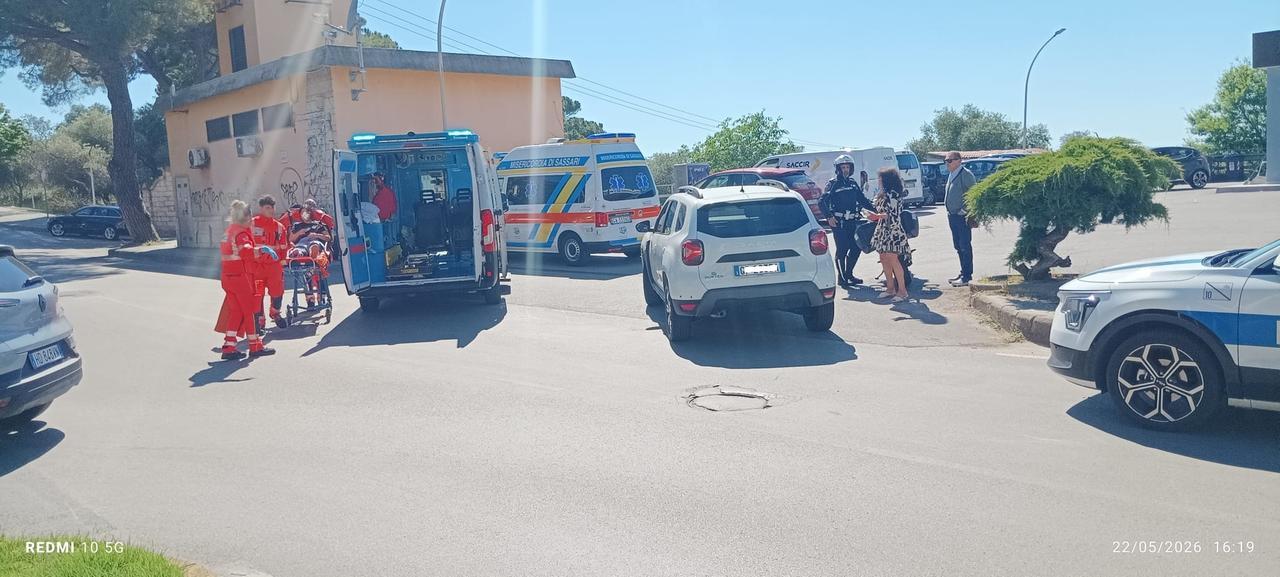 Sassari, violento scontro auto - moto: una ragazza in ospedale