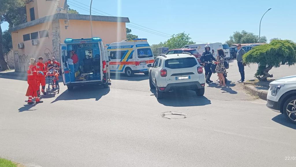 Sassari, violento scontro auto - moto: una ragazza in ospedale
