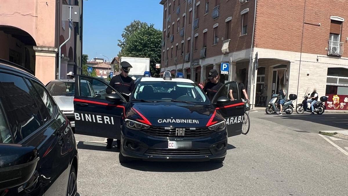 Cento, il bilancio della lite al bar tra coltelli e droga smarrita