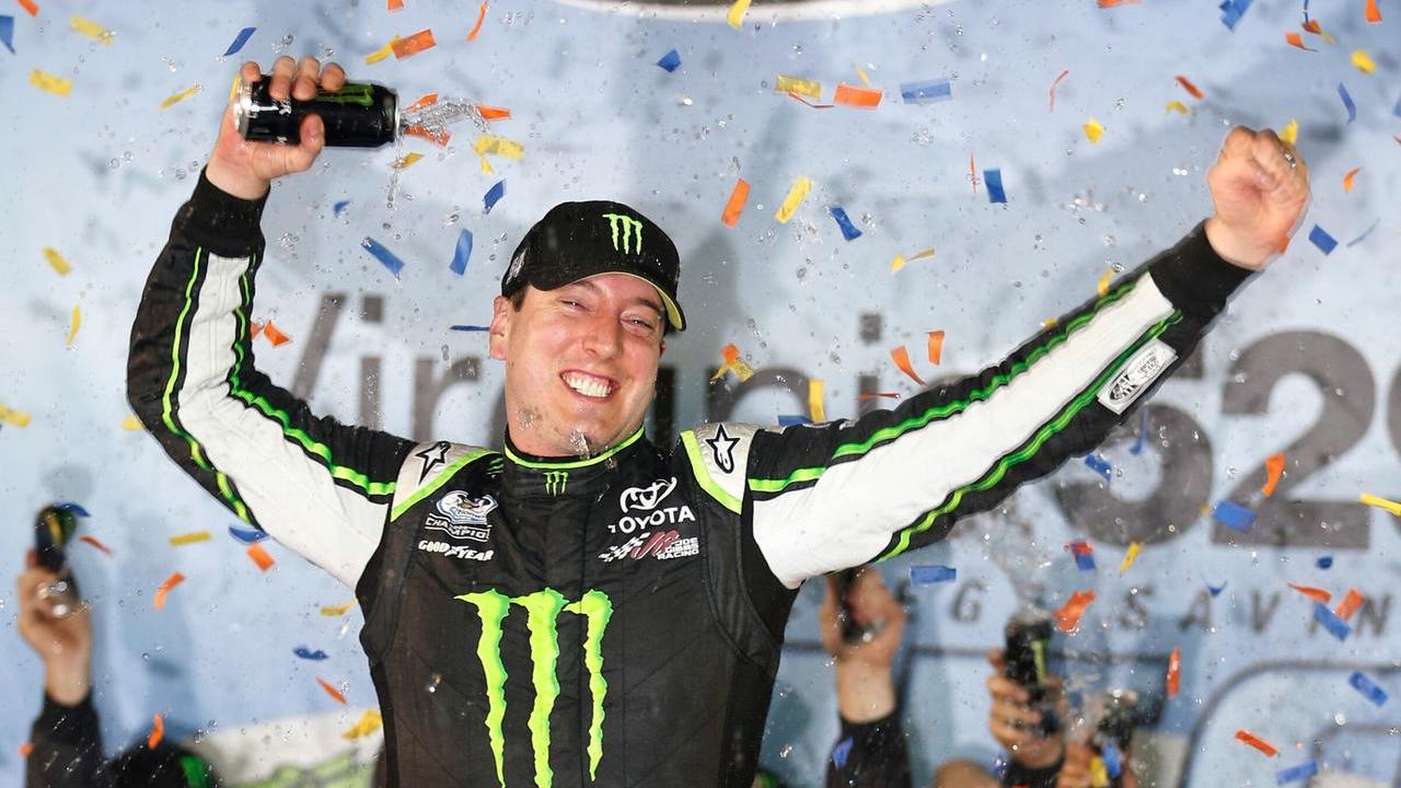Kyle Busch dopo la vittoria del campionato Nascar nel 2014 