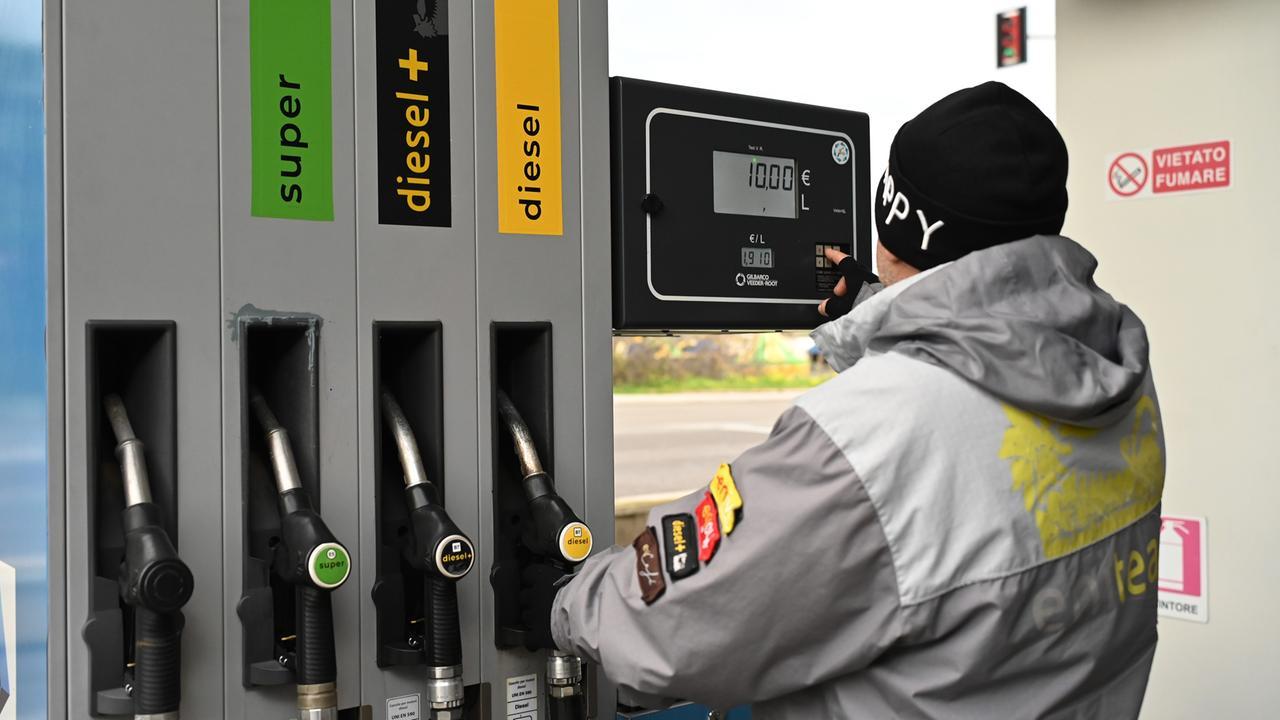 Caro carburanti, prorogato il taglio delle accise: ecco i nuovi prezzi di benzina e diesel