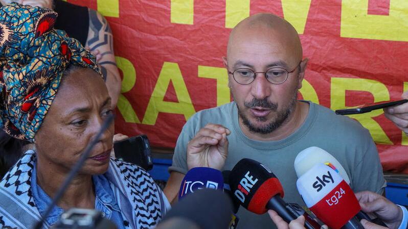 Antonella Bundu, ex candidata alla presidenza della Regione Toscana per Toscana Rossa, e il sindacalista Dario Salvetti davanti ai cancelli della ex Gkn