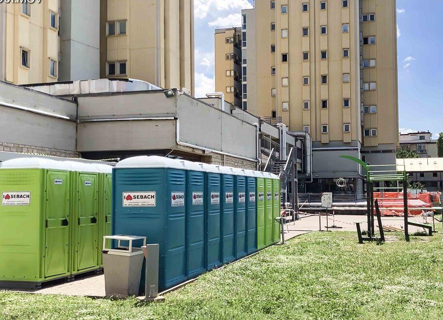 
	I bagni chimici fuori dalla residenza universitaria Calamandrei su viale Morgagni


