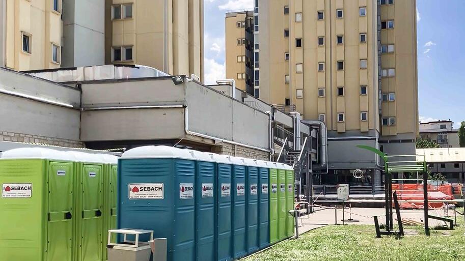 I bagni chimici fuori dalla residenza universitaria Calamandrei su viale Morgagni