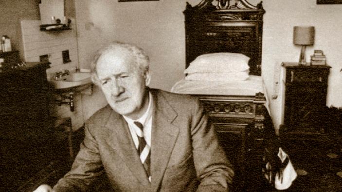 Mario Tobino nella sua cameretta nel manicomio di Maggiano
