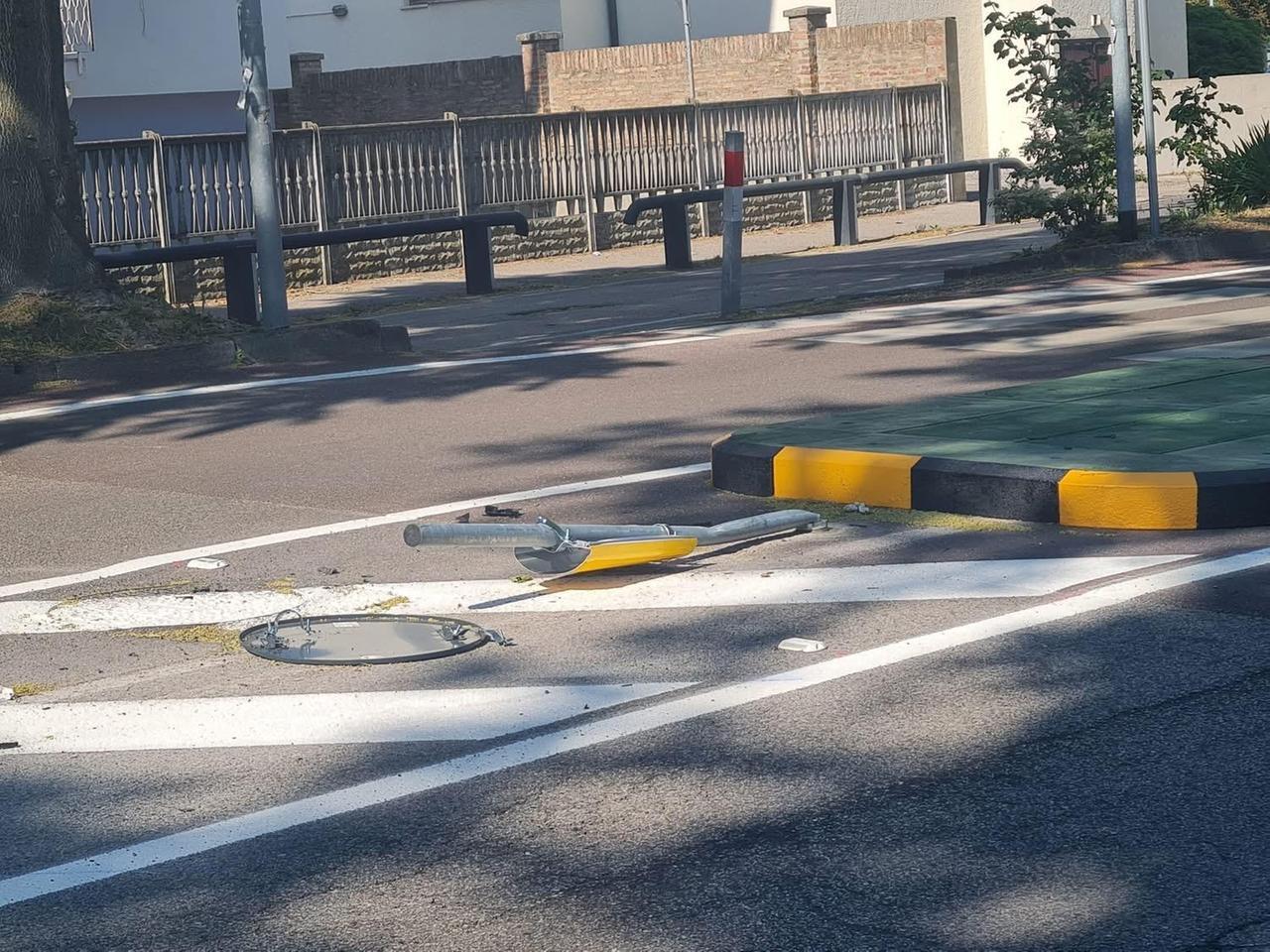 Ferrara, in via Comacchio arriva lo spartitraffico per pedoni… ma in auto ci finiscono sopra