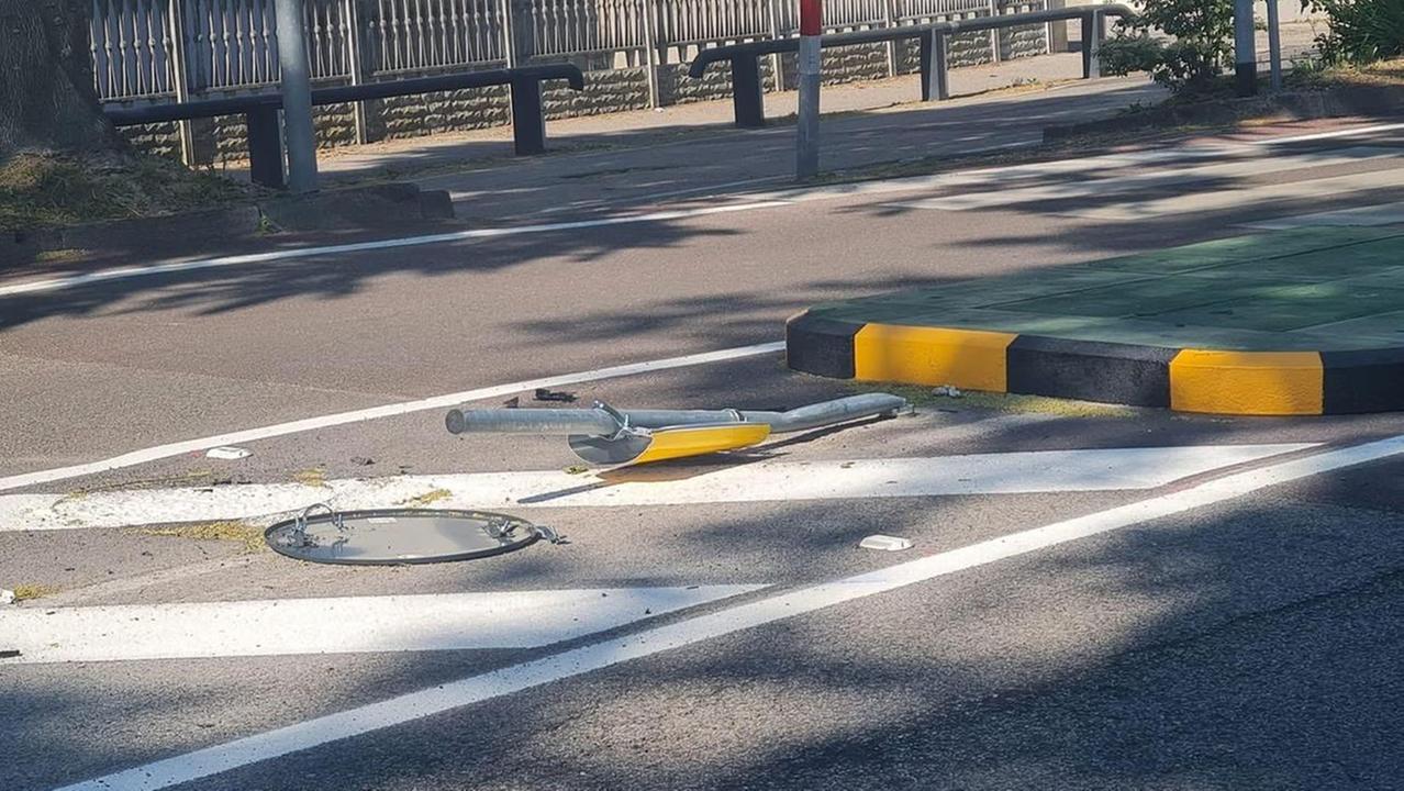Ferrara, in via Comacchio arriva lo spartitraffico per pedoni… ma in auto ci finiscono sopra