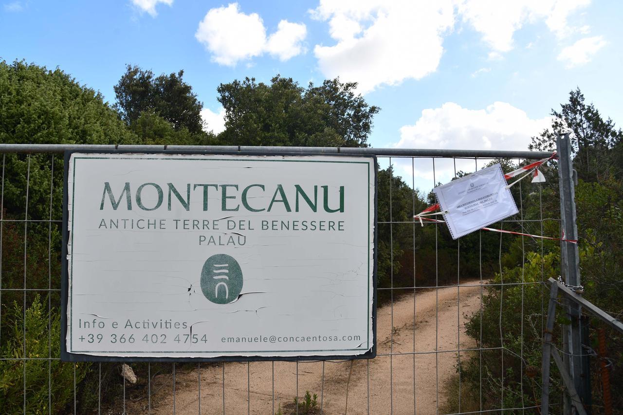 Palau i sigilli in uno degli accessi alla Tenuta Conca Entosa di  Emanuele Ragnedda