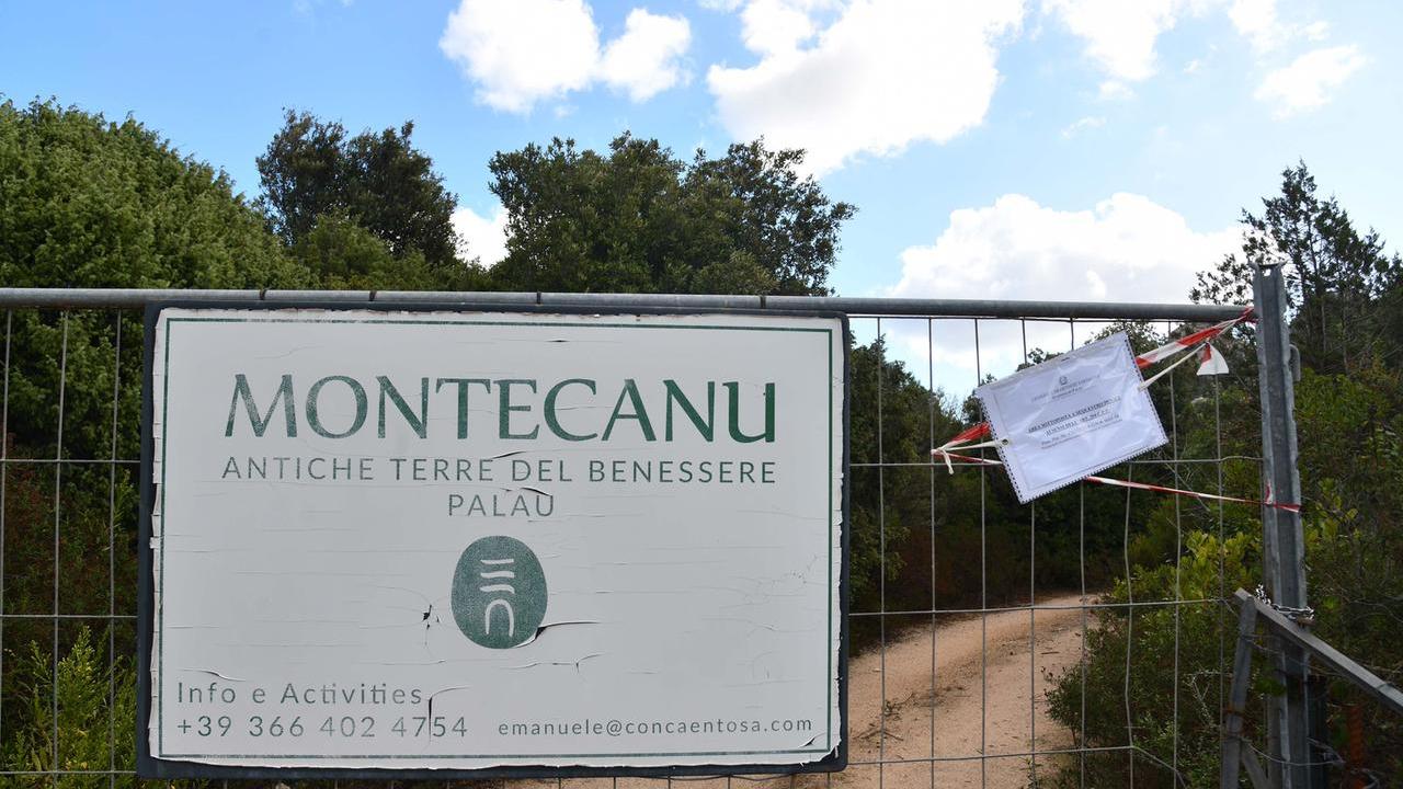 Palau i sigilli in uno degli accessi alla Tenuta Conca Entosa di Emanuele Ragnedda